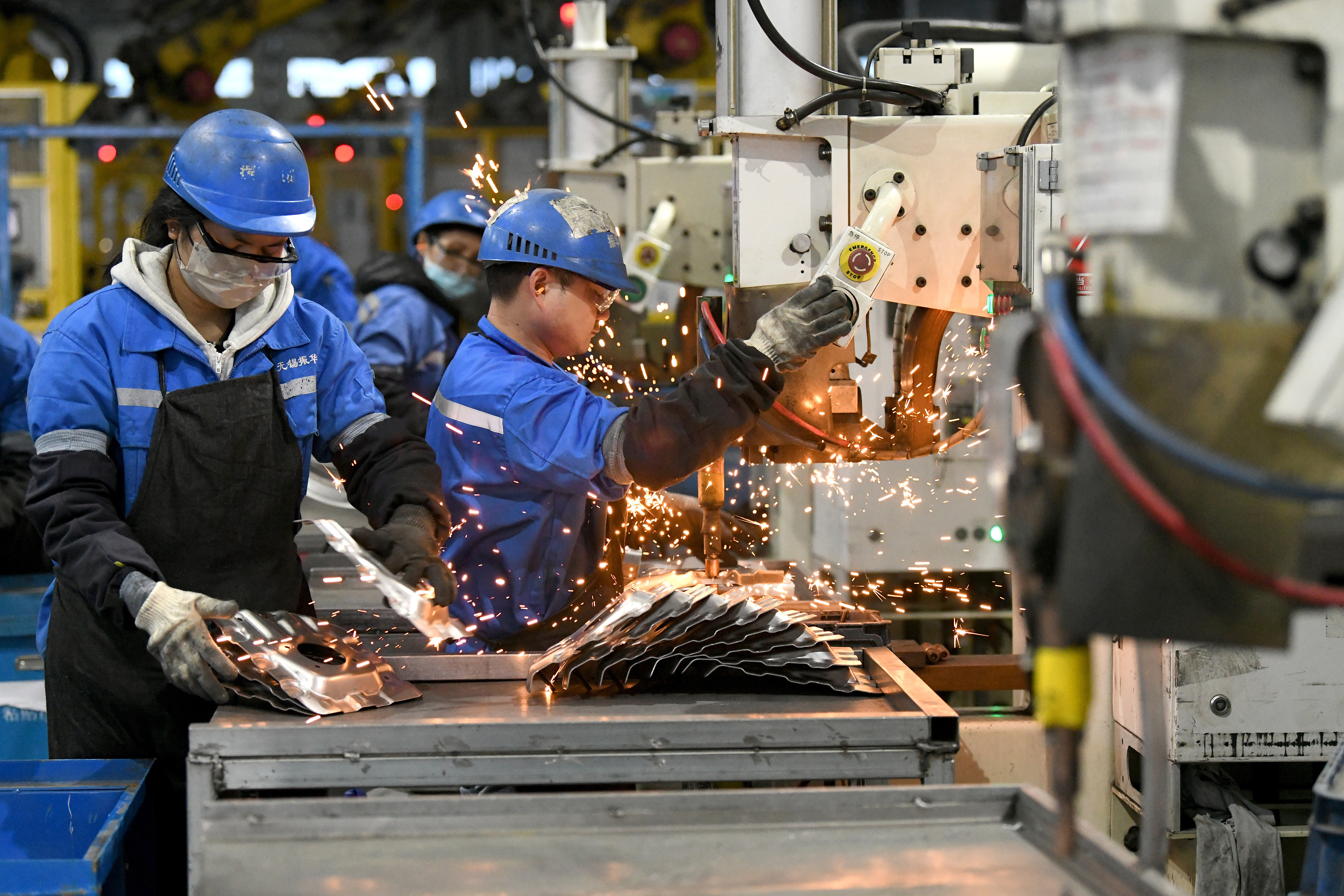 2023年2月7日，福建省寧德市蕉城區(qū)一家汽車零部件生產(chǎn)企業(yè)的生產(chǎn)線上一派繁忙景象。